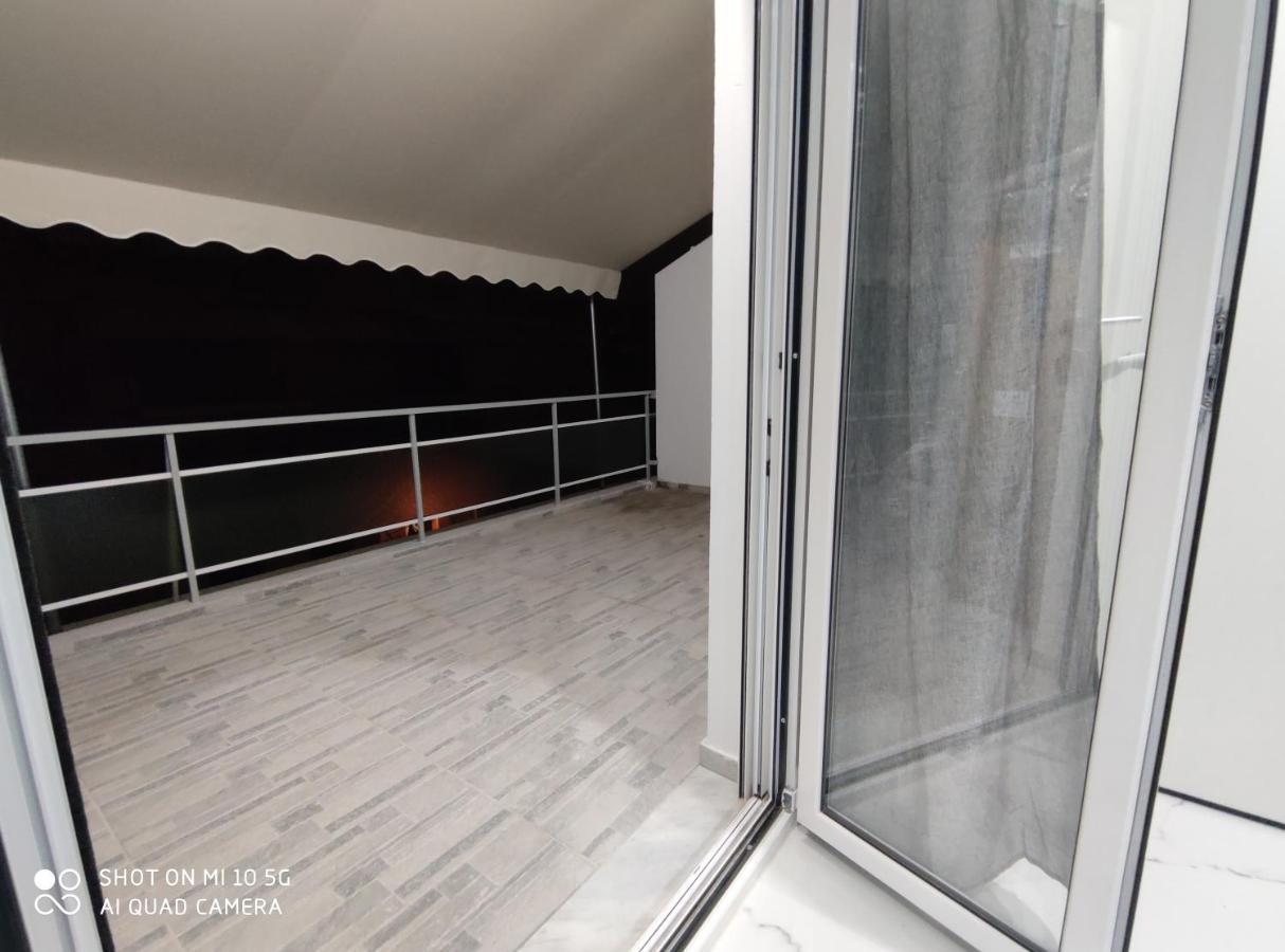 Modern Apartment With A Huge Terrace Athens Exterior photo